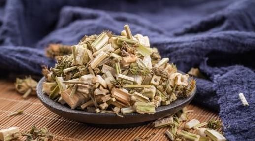 女人|宫寒的女人,要避免“4凉”,常吃3物、做2事,子宫一天天变干净