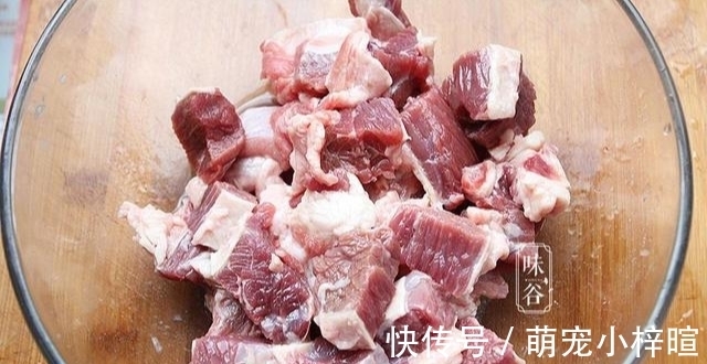 秋天进补,它跟萝卜是绝配,营养互补不怕冷,炖一锅特馋人