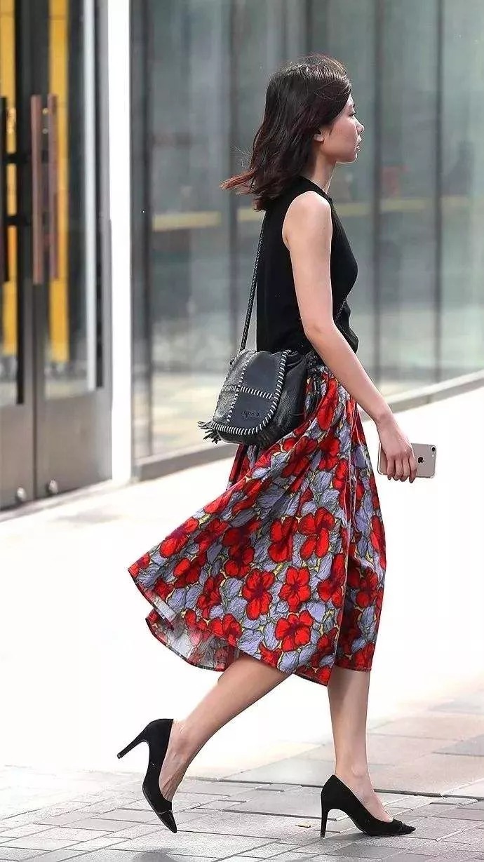 女生搭配高跟鞋出街,时尚中带着浪漫的气息