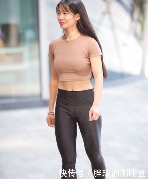 小姐姐|美女街拍:俊美的紧身牛仔裤小姐姐,秀出漂亮的姿态!