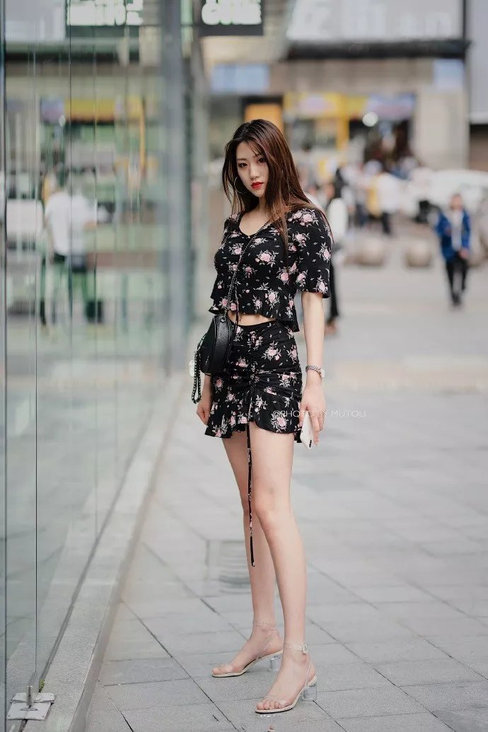 玫瑰花|街拍：美丽的女生搭配上高跟鞋，让自己看上去犹如玫瑰花般的美丽