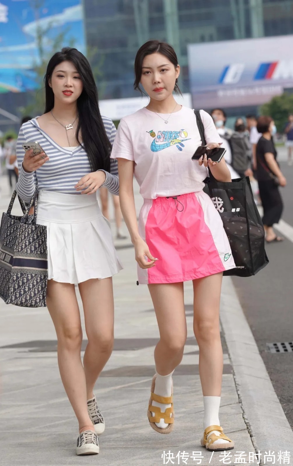 裙装 街拍美女:简单大方又耐看的装扮方式,散发青春活力的气息,干净随性又清爽