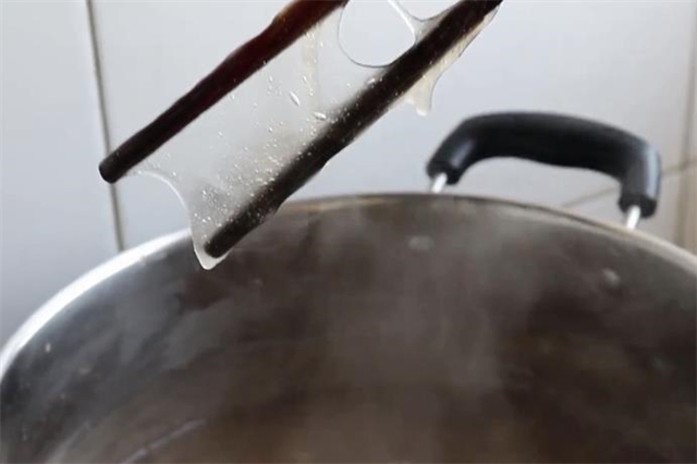 教你在家轻松制作凉粉，掌握好淀粉和水的比例，做出来才筋道好吃