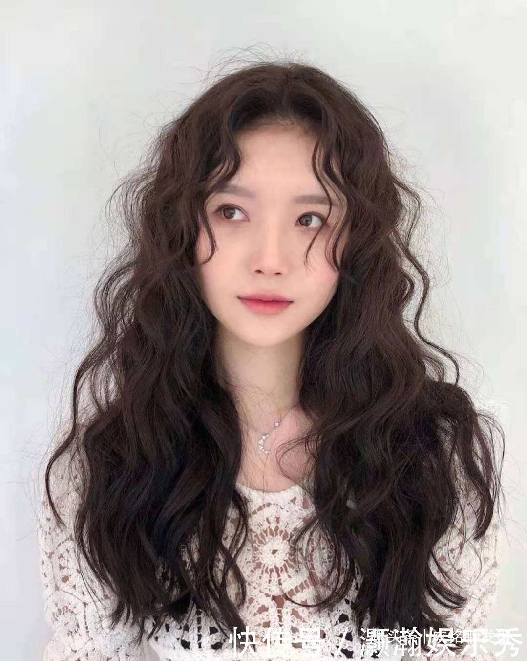 羊毛卷已经OUT了!今年蛋蛋波纹卷发正当红,脸圆的妹子也适合