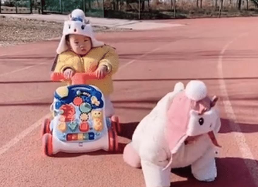 忍俊不禁|妹妹开着小车不小心撞倒姐姐令人忍俊不禁,网友:人类幼崽太可爱