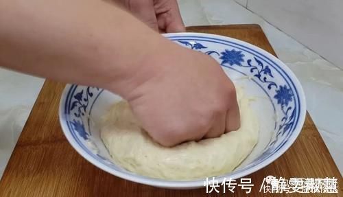 早餐别再烙饼了,加2个鸡蛋,外皮焦脆又松软,比鸡蛋饼油条好吃