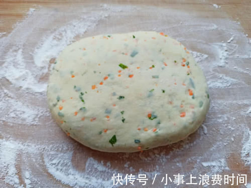 发面|面粉新吃法，无需发面，开水一烫就搞定，个个鼓大泡，比油条还香