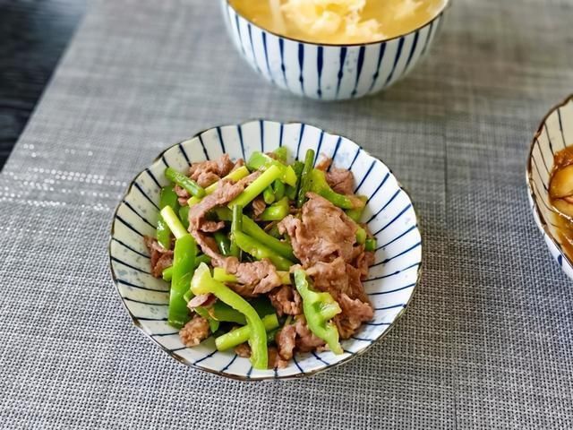 香菇酱汁淋豆腐|好吃绝了!午餐4个菜,个个喜欢全光盘,网友:家里有矿吗?