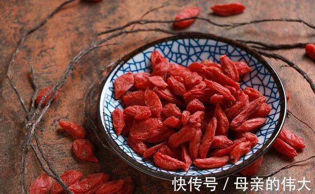 牡蛎|“奔四”的女人别太节俭，平时多吃7种食物，或助补充雌激素