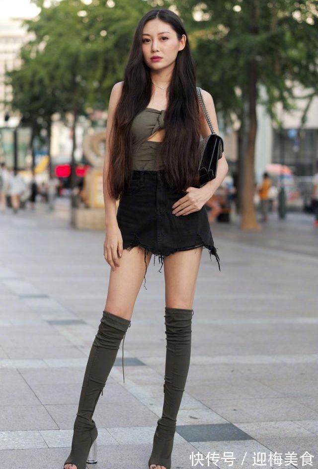 运动|街拍：美女一身运动紧身穿搭，性感迷人