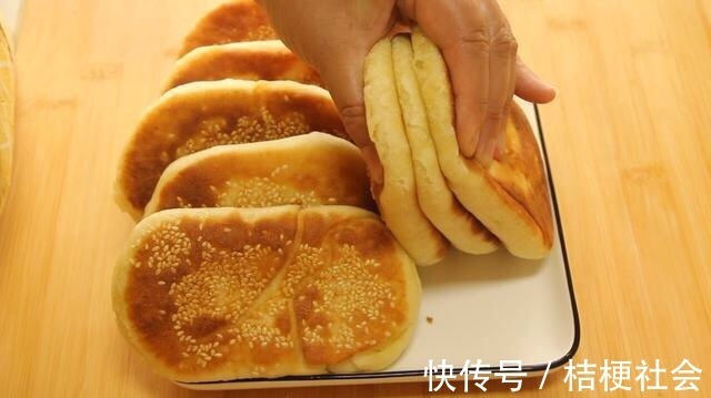 一碗面粉,2个鸡蛋,做孩子爱吃的早餐饼,比面包松软,比馒头香