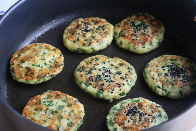 米饭鸡蛋饼|韭菜鸡蛋新吃法，比韭菜盒子简单，比煎饼好吃，早餐连吃3天不腻