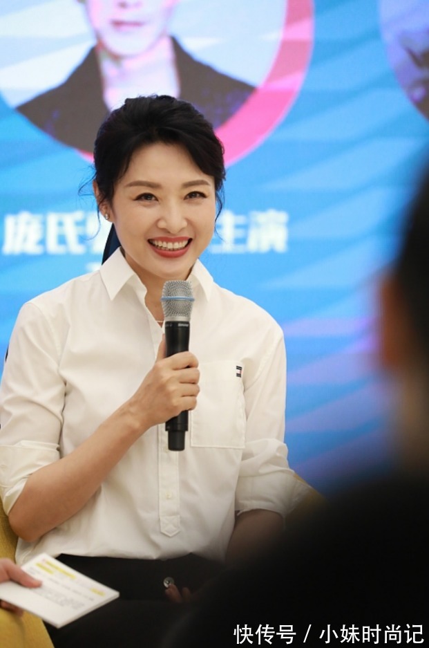 白色衬衫|周涛已经年过半百了,脸上皱纹虽明显,但穿搭还是那么有精气神