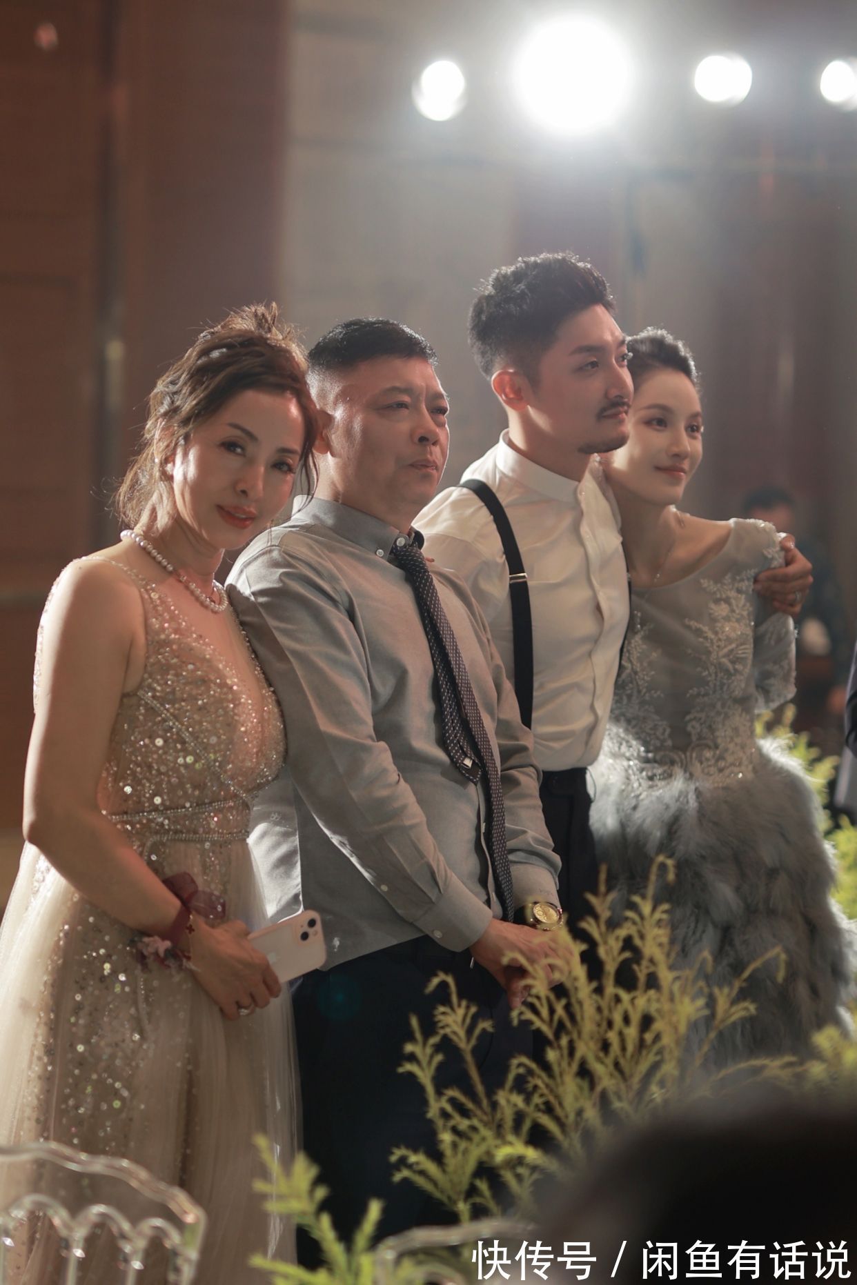 面料 “最美婆婆”婚礼上走红,穿紧身旗袍气质惊艳,新娘看了都有压力