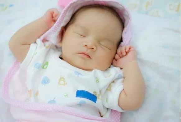 小刘|新生儿宝宝偏爱“举手睡”,家长先别急着纠正,原因可爱又暖心