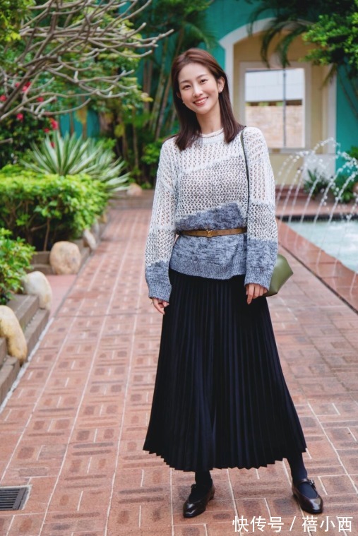 博主 春天穿“百褶裙”最优雅!建议多搭配针织衫,西装外套时髦又高级
