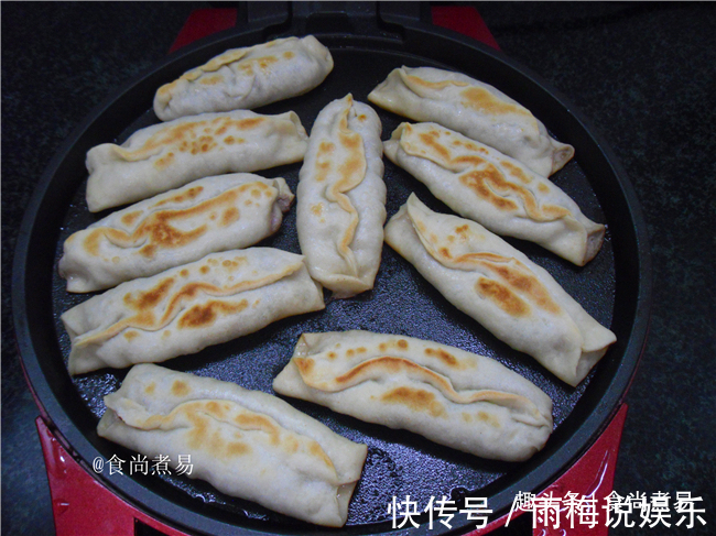 此款面食很简单，捏一捏，烙一烙就完成，皮薄馅大越嚼越香