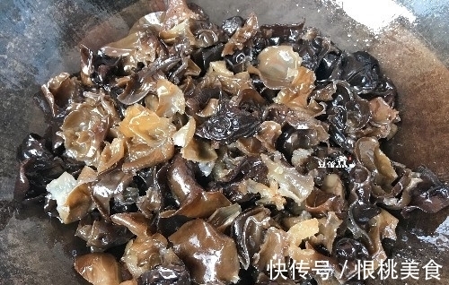 炒木耳|炒个木耳，噼噼啪啪响，锅要炸了一样，只需一个小窍门，就能解决