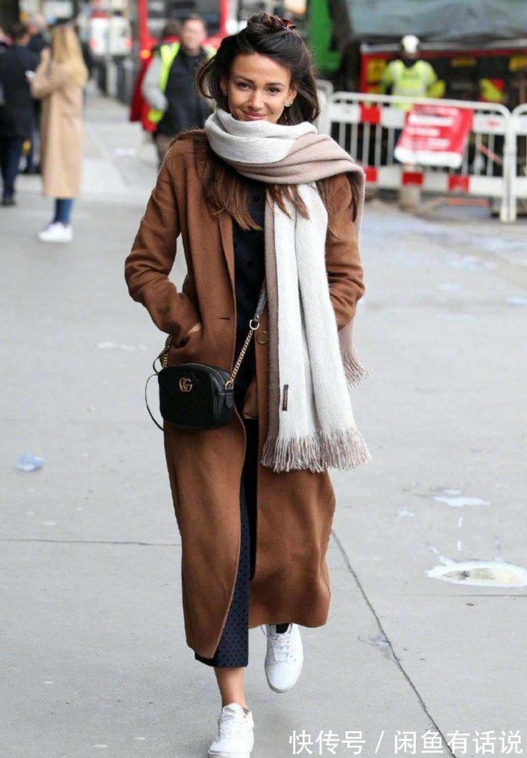 优雅 真正会穿的女人,都懂得用“同色系+一点白”,优雅大气还显高级