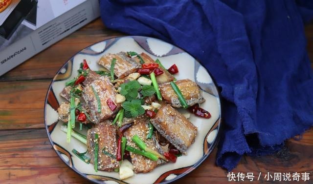 煎带鱼时,万不可直接下锅!多做这1步,鱼皮不破还省油,没腥味