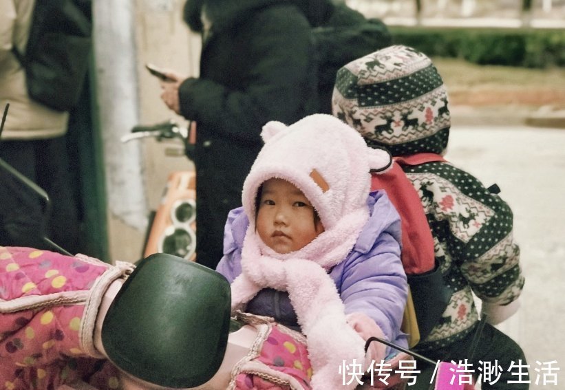 妈妈|2岁没妈男孩,大冬天光着脚,奶奶:太想妈妈时就让姑姑抱抱他