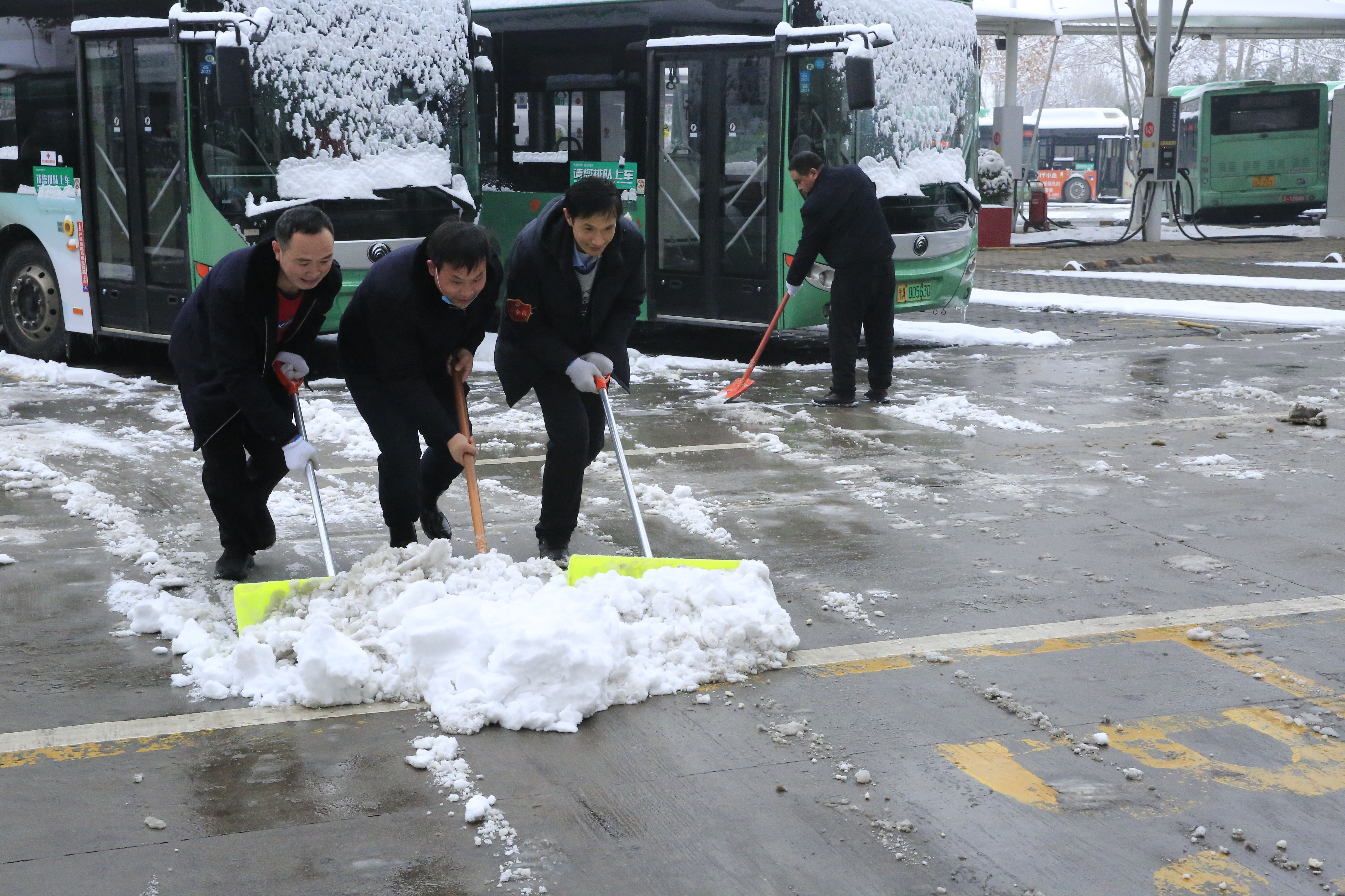 郑州公交省体育中心公交场站|雪后的郑州，市民如何出行？