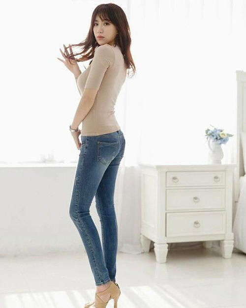 美女穿搭：小姐姐爱穿俏皮可人的紧身裤，展现细节上的精致感！