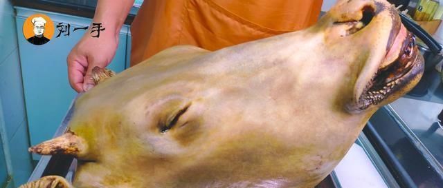 一家人|老刘花308买了一整只牛头,光卤制就花了一天,一家人吃着真过瘾