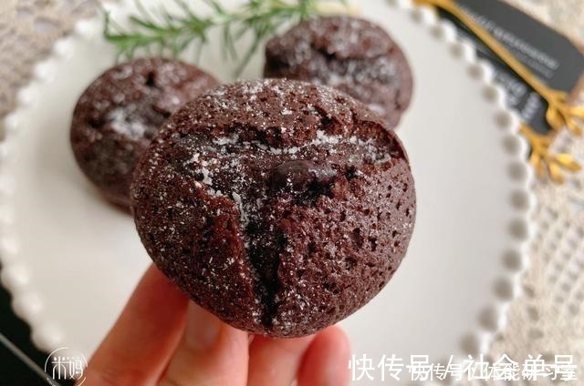 最近很火的网红爆浆蛋糕,看着很好看,做也简单,新手也能零失败