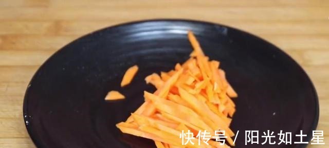 白菜我家很少炒着吃，开水一烫，筷子一搅，比肉还香，开胃又下饭！