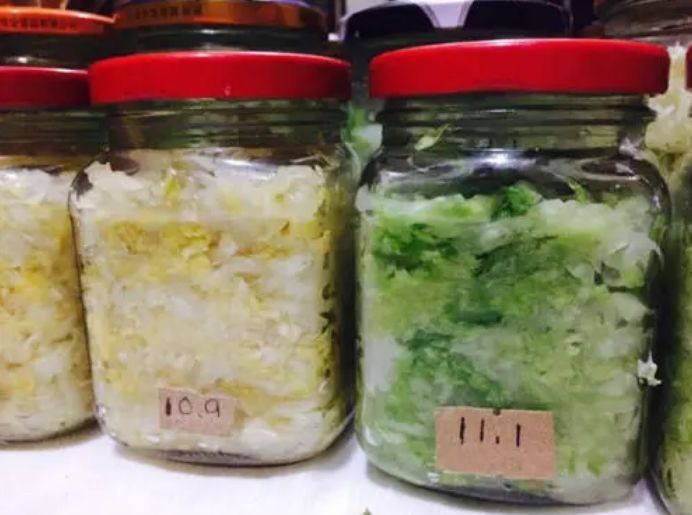 城里人腌酸菜，就学这个方法，只要家里有瓶子，就能腌出地道酸菜