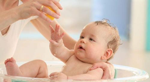 女浴室|爸爸“被迫式”带娃洗澡,拎领子大飞脚,网友:不用看肯定是儿子