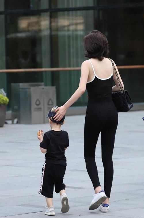 街拍下班偶遇一位时尚辣妈，身材有型让人过目不忘