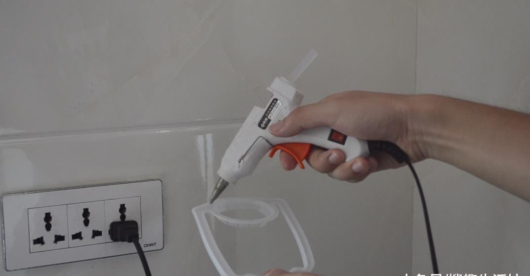 洗菜池边上放一个油桶提手, 作用太棒了, 解决了很多家庭的烦恼