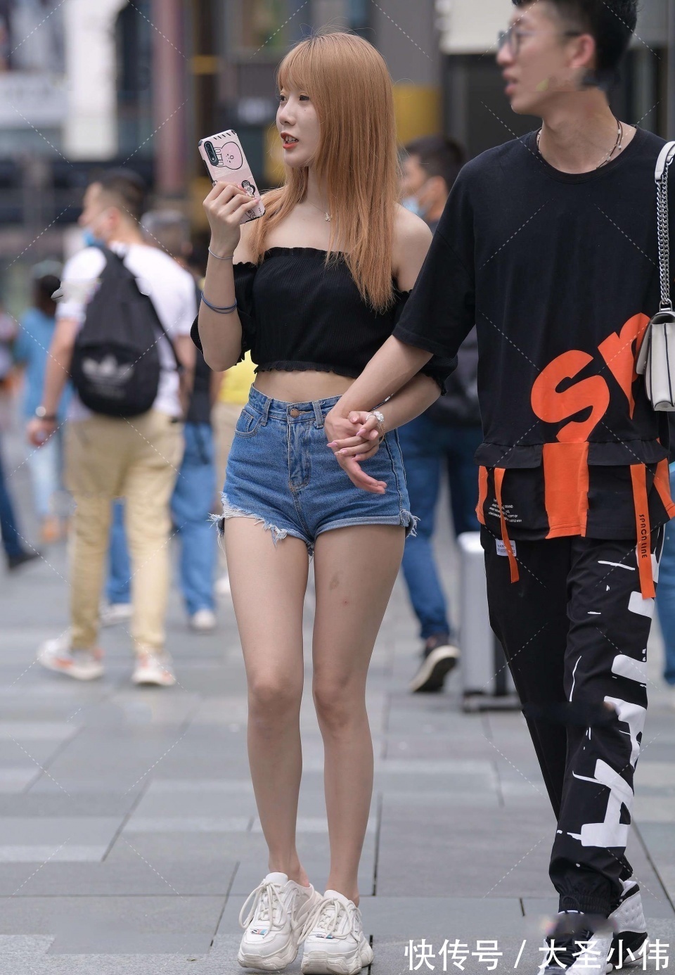 街拍|美女街拍:这个世界很小,小到抬头就能看到你的笑脸,流露出少女般的稚嫩