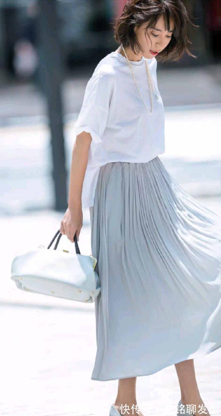 时尚|夏装要简单更要时尚,试试“T恤+半身裙”衣搭,清新随意还显瘦