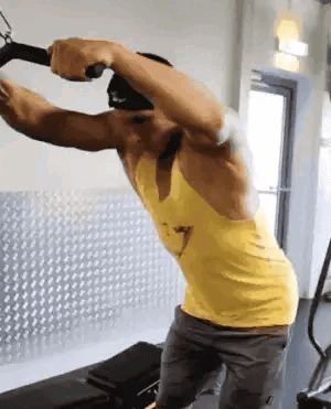 动作|不用做引体向上,只需五个动作,就能练出完美背部肌群