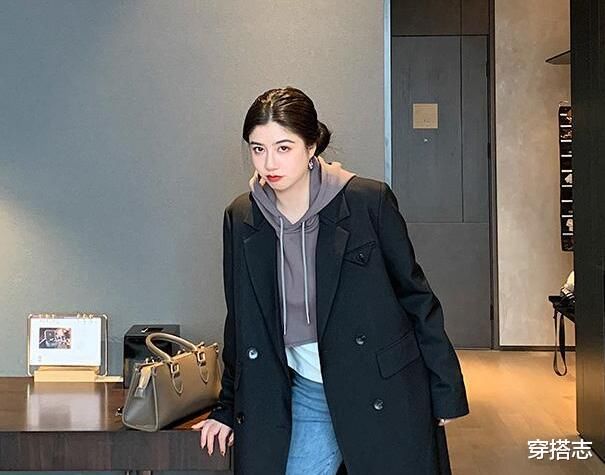 女人就不要总穿牛仔外套了，学我媳妇这样穿风衣，舒适更好看