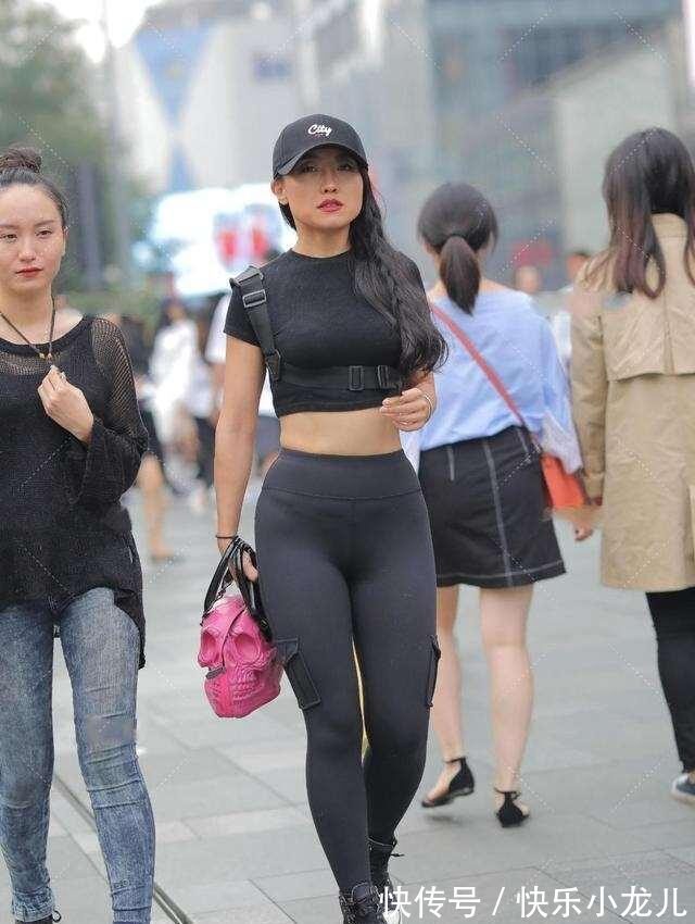 子女生 收放得体的打底裤更加清新靓丽，大方耐看尽显青春美感，时髦美丽