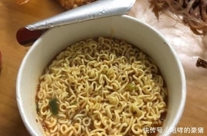 吃不饱|方便面的面饼上,设有这个“小套路”,程序员难怪总是吃不饱