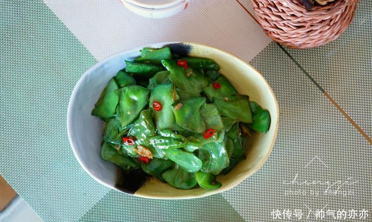 大热天的,素菜更受欢迎,简单一炒,脆嫩入味,一盘才花2块钱