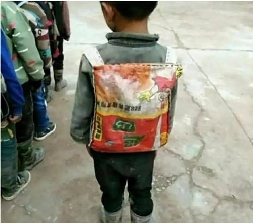 心理健康|两个穷人家的“自制书包”扎心了:一个让娃自信,一个让娃自卑