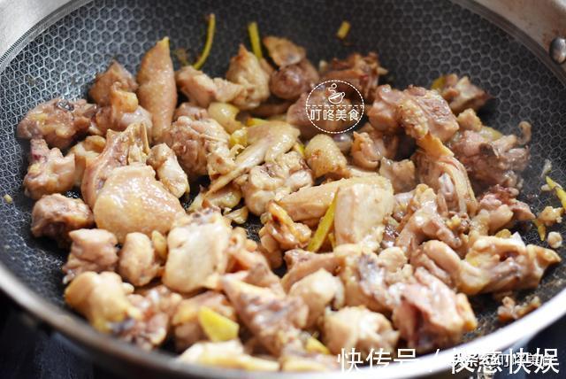 鸡汤|炖鸡汤时,别直接下锅炖,学会这个窍门,鸡肉嫩滑不柴,汤更香