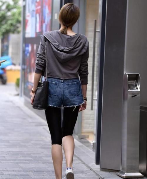 街拍小姐姐一件修身的小衫搭配一款短裤,很显青春活力的气息