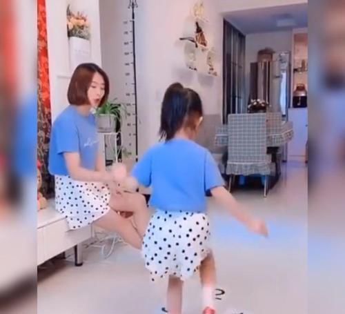 好奇心|五岁小女孩在家踩着格子跳广场舞火了,网友:以后必定是广场C位