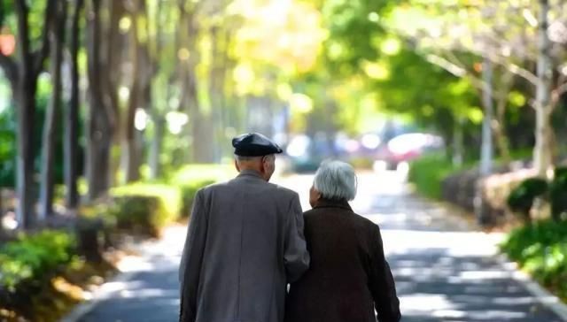 父母|第一批“独生子女”现在怎么样了?父母已年老,孩子也撑不下去了