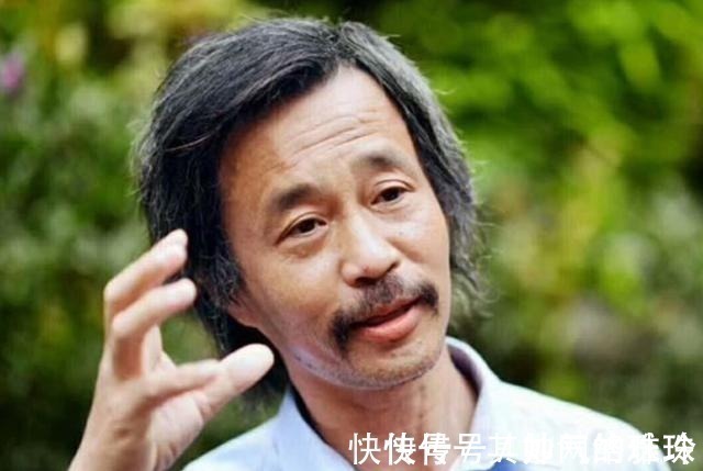 书法作品!流浪大师沈巍走红后,9字书法被炒到10万,书法大师:毫无章法