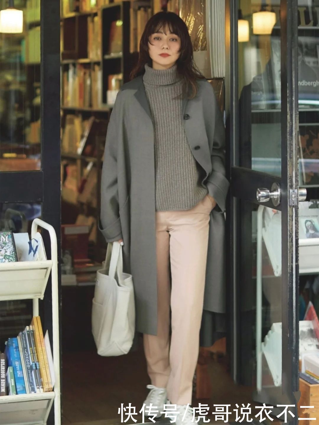 大衣配高领毛衣太普通？那是你没穿对，这么穿优雅实用又时尚