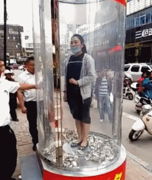 |搞笑GIF:无所不能的外卖小哥