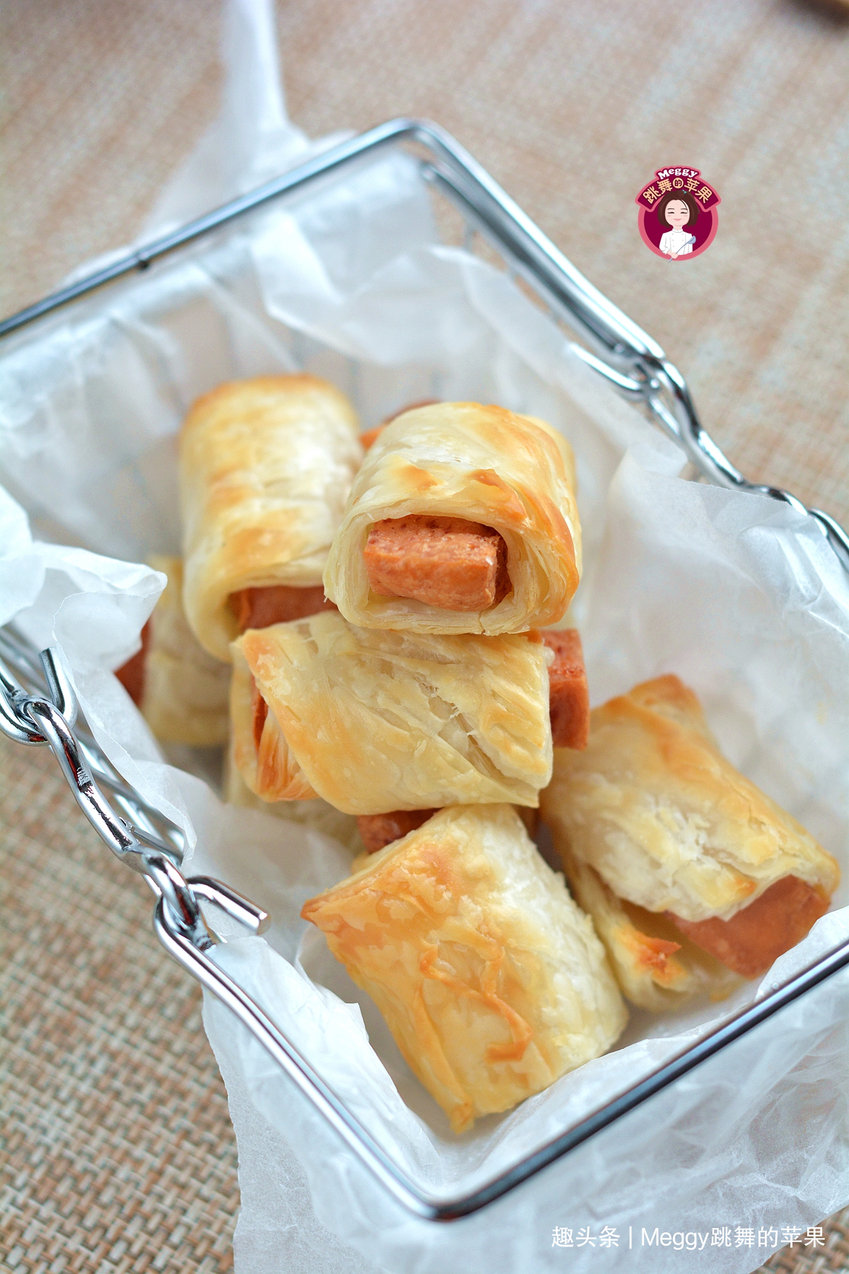 用手抓饼做的午餐肉酥皮卷，8分钟出锅酥嫩嫩，省事又好吃